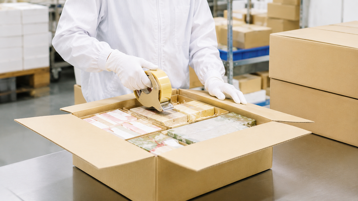 完成したセット商品を外箱へ梱包する作業